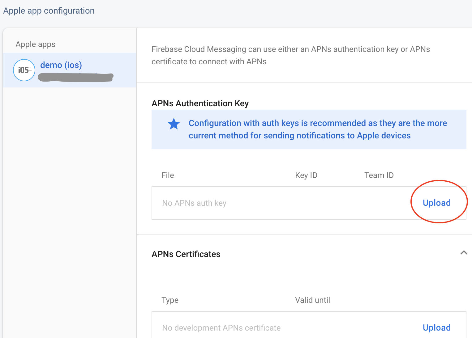 Ein ausgeschnittener Screenshot der Seite der Firebase-Konsole, der die Schaltflächen zum Hochladen eines APNs-Authentifizierungsschlüssels hervorhebt