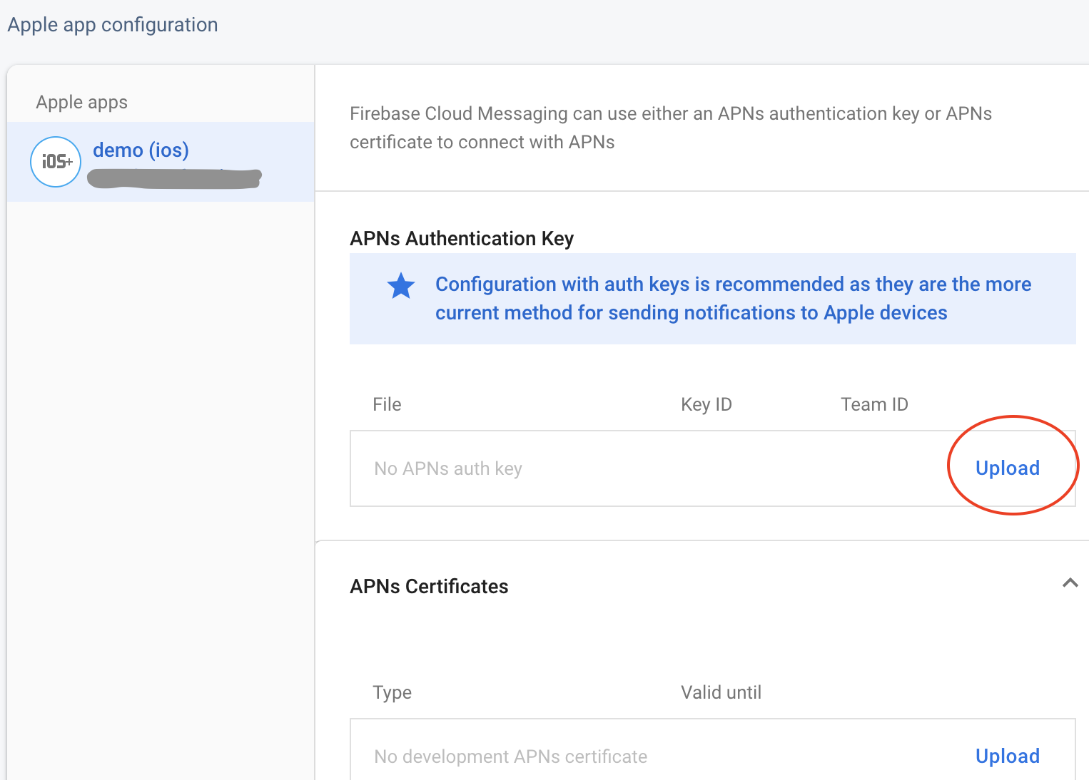 Captura de pantalla recortada de la página de Firebase console que destaca los botones para subir una clave de autenticación de APNS