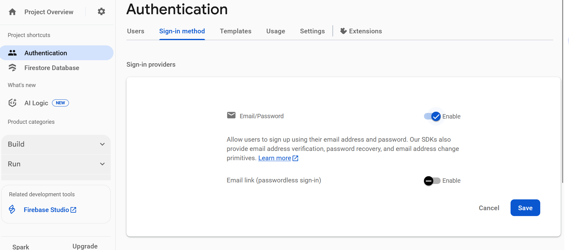 A página de configurações do Firebase Authentication, com a guia "Método de login" selecionada. Ele mostra que o provedor "E-mail/senha" está ativado, enquanto o provedor "Link de e-mail (login sem senha)" está desativado.
