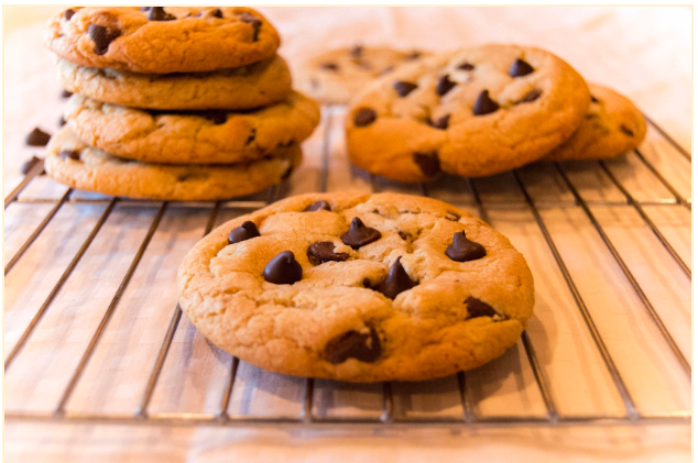 fotografia di diversi biscotti con gocce di cioccolato